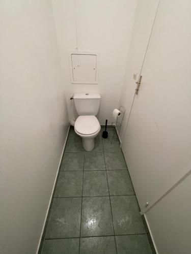 - une petite salle de bains avec toilettes dans une cabine dans l'établissement Appartement à 2 pas du Stade de France avec vue sur canal, à Saint-Denis