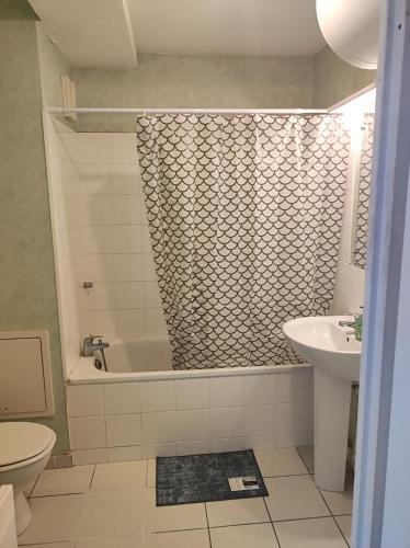 une salle de bain avec une baignoire, des toilettes et un lavabo dans l'établissement Studio Center, au Havre