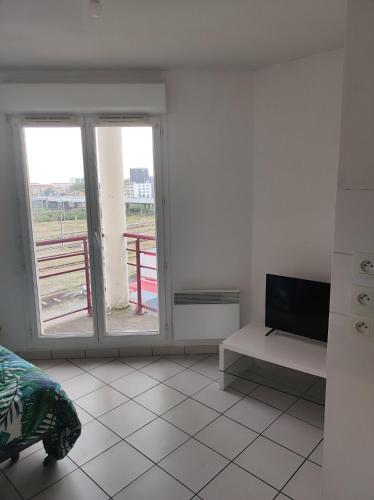Cette chambre blanche dispose de 2 fenêtres et d'un canapé. dans l'établissement Studio Center, au Havre