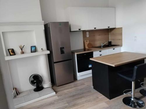 une cuisine avec un réfrigérateur et une table à l'intérieur dans l'établissement Large 40m2 Prox Lille-métro-tram, à Roubaix