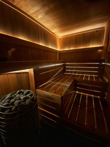 - un sauna vide avec une cuisinière dans une pièce dans l'établissement Big Villa with Private Pool & Magnificent view in Village center, à Le Revest-le-Eaux