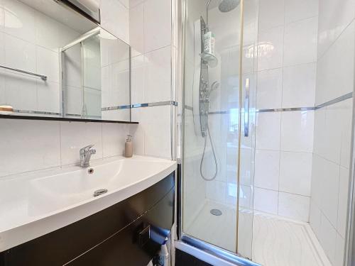 une salle de bain avec douche et lavabo dans l'établissement 115 - Paris, Appartement luxueux spacieux avec vue panoramique, à Paris