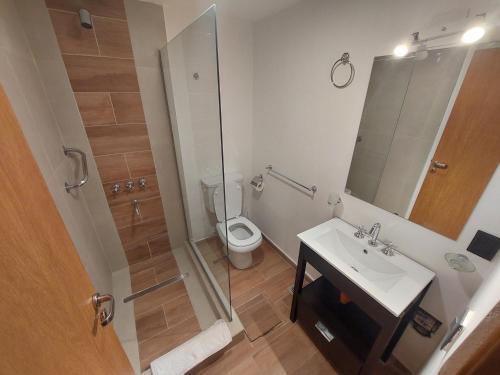 een badkamer met toilet, wastafel en douche bij Casa Laura Bariloche in Bariloche