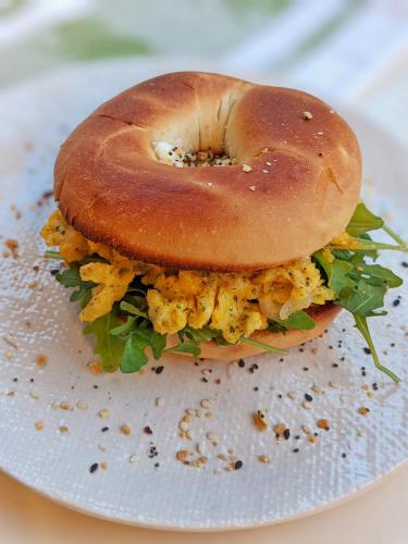 um sanduíche com um bagel em um prato branco em Exceptionally Close to the Falls Amazing Location & Complimentary Breakfast Delivered Daily to the Rental em Cataratas do Niágara