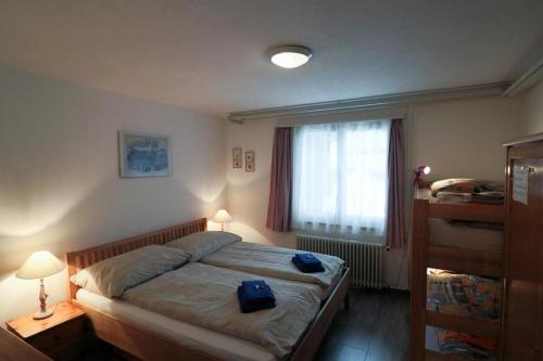 a bedroom with a bed with a blue bag on it at Casa Berger in Bolgen