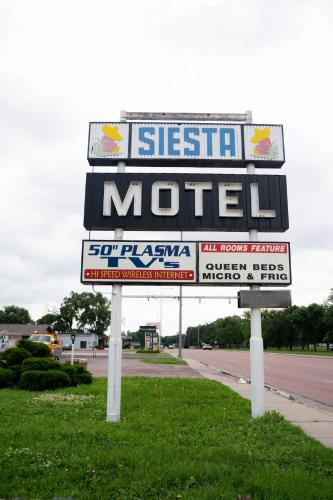 a sign for a motel on the side of a road at Siesta Motel in Mitchell