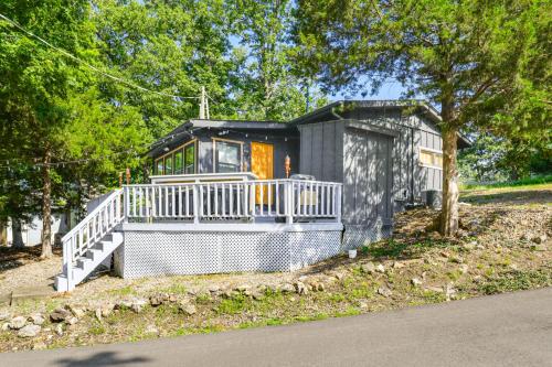Fotografie z fotogalerie ubytování Lake of the Ozarks Retreat with Dock and Sunset View! v destinaci Sunrise Beach