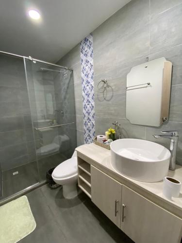 a bathroom with a sink and a toilet and a shower at hermoso apartamento central, capacidad 6 personas in Pasto