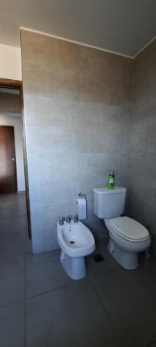 a bathroom with a toilet and a bidet at Como en Casa pero en Chacras in Ciudad Lujan de Cuyo