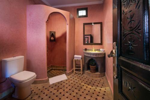 a bathroom with a toilet and a sink at Ouirgane Ecolodge in Ouirgane