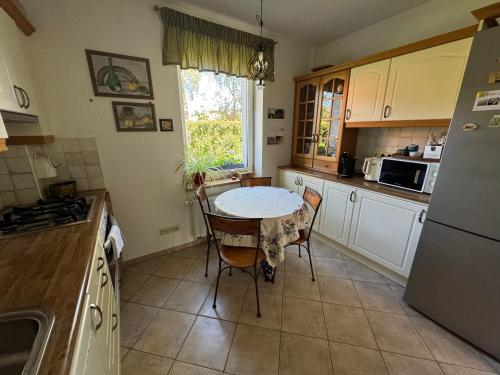 Virtuvė arba virtuvėlė apgyvendinimo įstaigoje Guest house ''8 Smilgos''