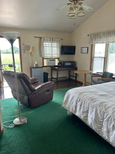 TV a/nebo společenská místnost v ubytování Plantation Motel