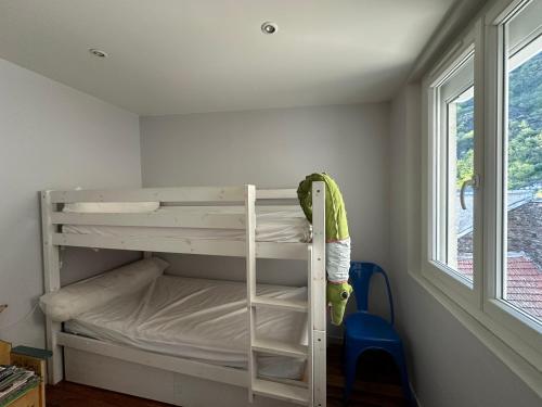 Ce lit superposé se trouve dans un dortoir doté d'une fenêtre. dans l'établissement BEL APPARTEMENT LUCHON CENTRE WIFI - CLIMATISATION 6 COUCHAGES, à Luchon