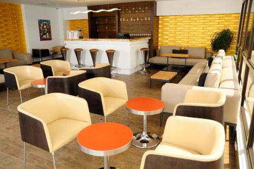 a restaurant with chairs and tables and a bar at Best Western Plus Panama Zen Hotel in Panama City