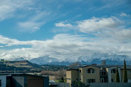 a view of a mountain range with a house at Alpine Escape Apartment in Albert Town