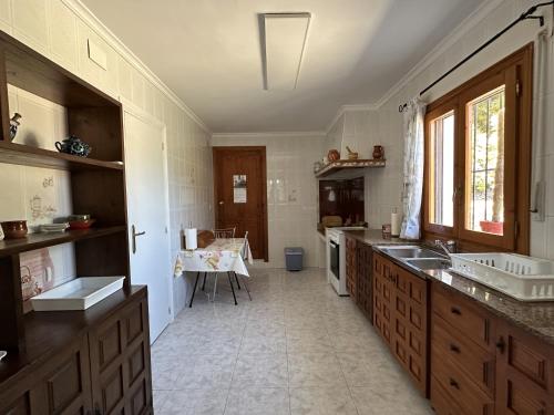 Η κουζίνα ή μικρή κουζίνα στο Casa Bassetes cerca de las playas y calas de Calpe