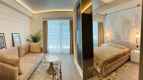 ein Schlafzimmer und ein Wohnzimmer mit einem Bett und einer Couch in der Unterkunft White Sea Studio Premium in Mamaia Nord – Năvodari