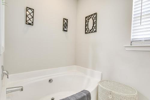 Un baño de Spacious West Columbia Home with Patio and Grill!