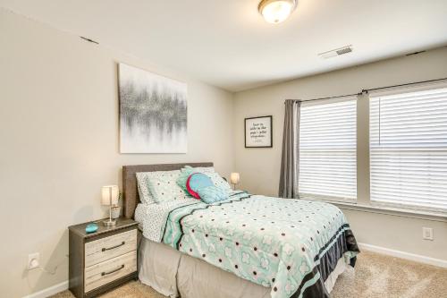 Cama o camas de una habitación en Spacious West Columbia Home with Patio and Grill!