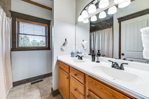 un baño con lavabo y espejo en Scenic Getaway with Deck 7 Mi to Mammoth Cave Park!, en Brownsville