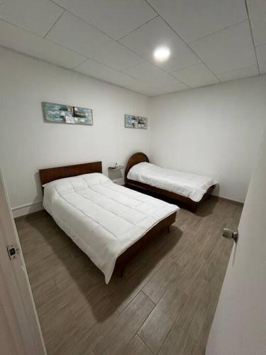 a bedroom with two beds in a room at Apartamento VillaRegis 3 PB, Zapote, San Jose in San José