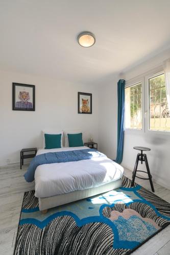 une chambre avec un grand lit et un tapis dans l'établissement Appartement design avec vue mer, à Toulon