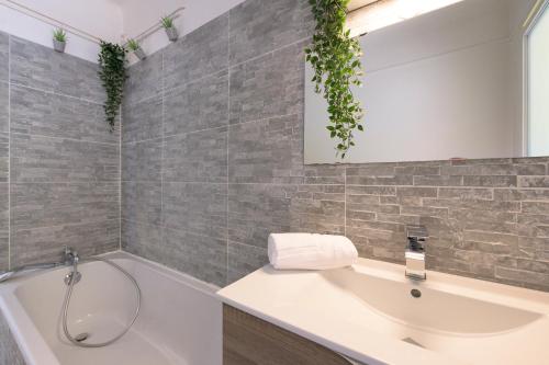 A bathroom at Appartement design avec vue mer