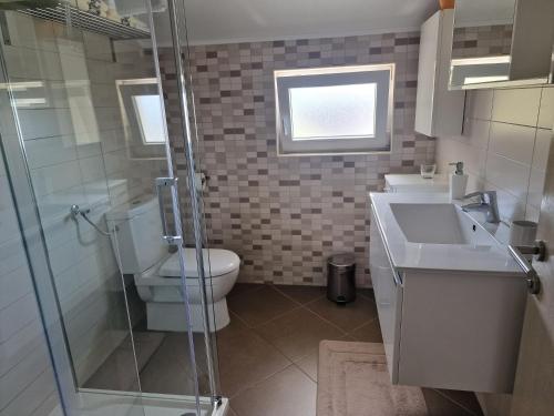 Bilik mandi di Adria apartmani
