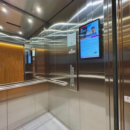 a elevator with a television in a building at Studio Prime 1510 - Higienópolis in Sao Paulo