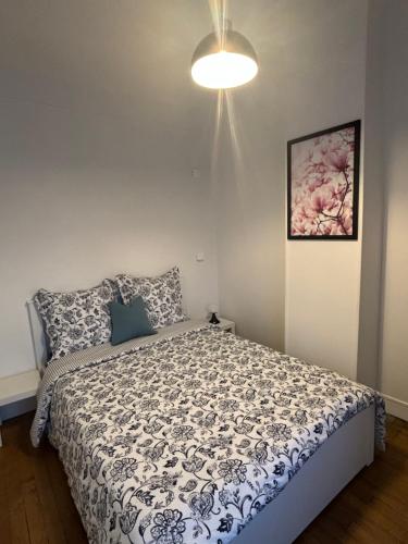 - une chambre avec un lit orné d'une photo de fleurs sur le mur dans l'établissement Grande maison : Près de Paris/Orly, à Villeneuve-le-Roi