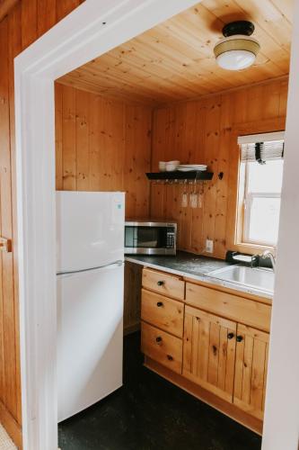 Una cocina o cocineta en The Inn at Arch Cape