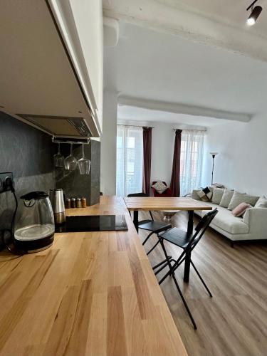 un salon avec une table et un canapé dans l'établissement Classic Confort Suites, à Vallauris