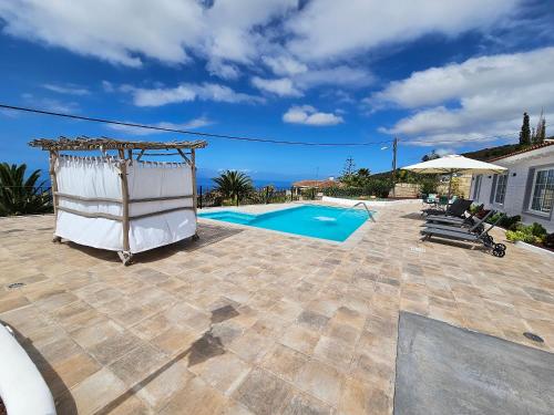 Hồ bơi trong/gần Villa la Paz by Villas Vista Gomera