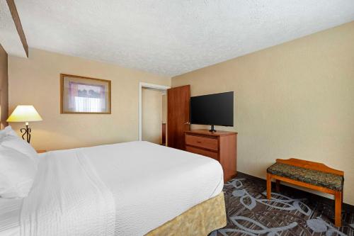 Μια τηλεόραση ή/και κέντρο ψυχαγωγίας στο Best Western Plus Mid Nebraska Inn & Suites