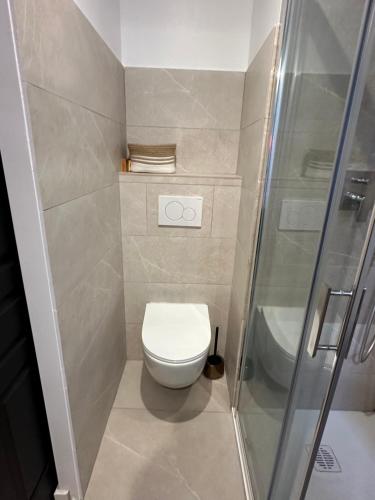 Photo de la galerie de l'établissement Moderne au bord de mer et des plages, avec un parking, à Fréjus