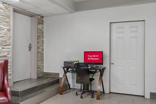 Μια τηλεόραση ή/και κέντρο ψυχαγωγίας στο Red Roof Inn Wilmington NC