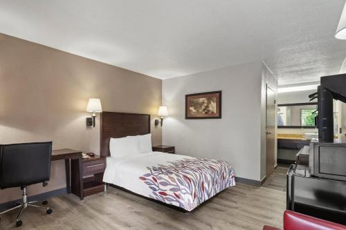 Ένα ή περισσότερα κρεβάτια σε δωμάτιο στο Red Roof Inn Wilmington NC