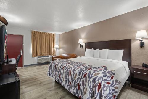 Ένα ή περισσότερα κρεβάτια σε δωμάτιο στο Red Roof Inn Wilmington NC