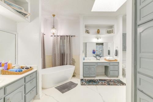 Kuchyň nebo kuchyňský kout v ubytování 11 Mi to Dtwn Luxe Home with Pool in Fort Worth
