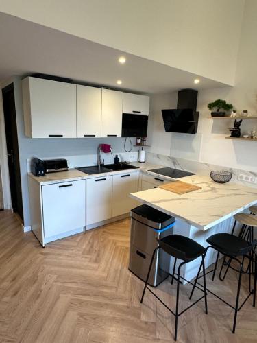 Photo de la galerie de l'établissement Moderne au bord de mer et des plages, avec un parking, à Fréjus