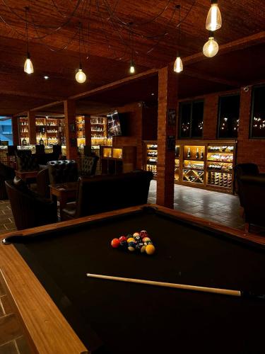 a pool table in a room with a bar at Le Suisse Spa in Santa Lucía Milpas Altas