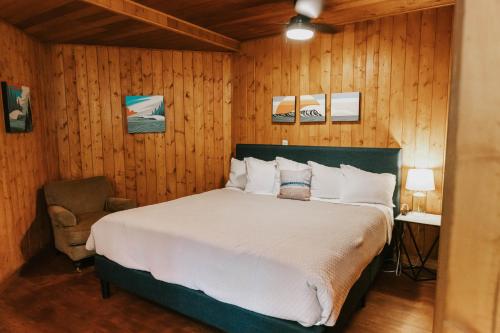Una cama o camas en una habitación de The Inn at Arch Cape