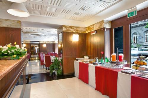 a restaurant with red and white tables and chairs at Hotel Naples in Naples