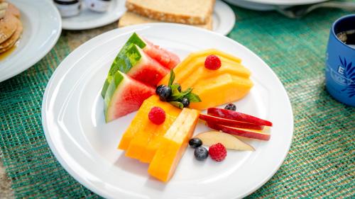 een witte fruitschaal op een tafel bij Palacio Mundo Imperial Riviera Diamante Acapulco in Acapulco