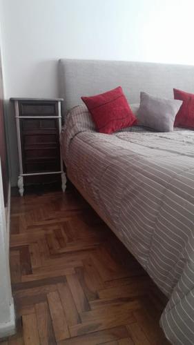 a bedroom with a bed and a wooden floor at MOVISTAR ARENA confort in Buenos Aires