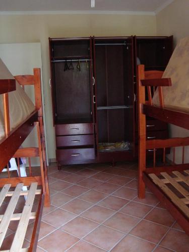 a room with two bunk beds and a dresser at Apartamento na Praia Grande em Ubatuba in Ubatuba