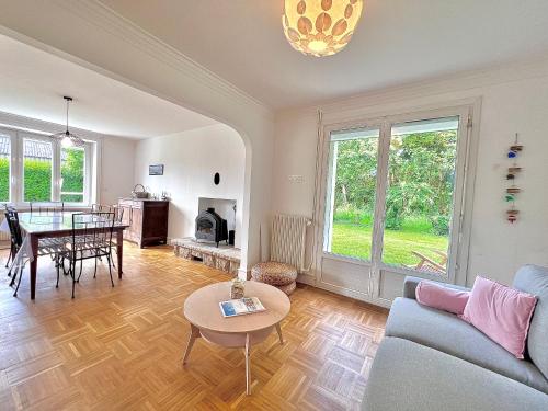 un salon avec un canapé et une table dans l'établissement Sublime maison familiale refaite à neuf Quartier très calme verdoyant, à Plobannalec-Lesconil