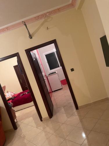 un couloir avec une porte menant à une chambre dans l'établissement Appartement à Tanger, à Tanger