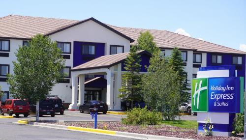un edificio con un cartello davanti di Holiday Inn Express & Suites Alamosa by IHG ad Alamosa