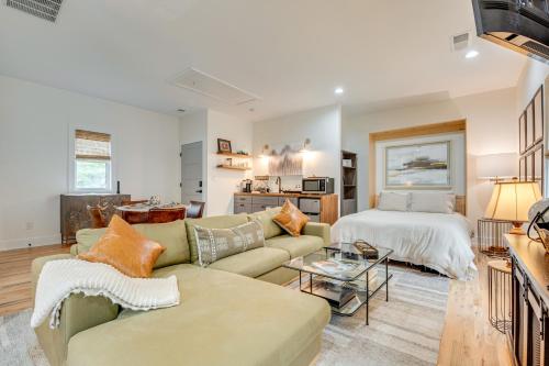 una sala de estar con un sofá y una cama en WFH-Friendly Studio - 5 Mi to Downtown Atlanta!, en Atlanta
